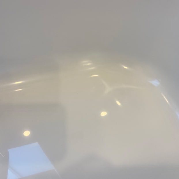 base de douche en acrylique réparée après un éclat causé par une chute d’objet.